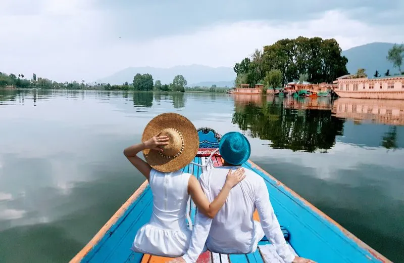 Chill Scenes Only ~ 3 Nights in the heart of Kashmir.