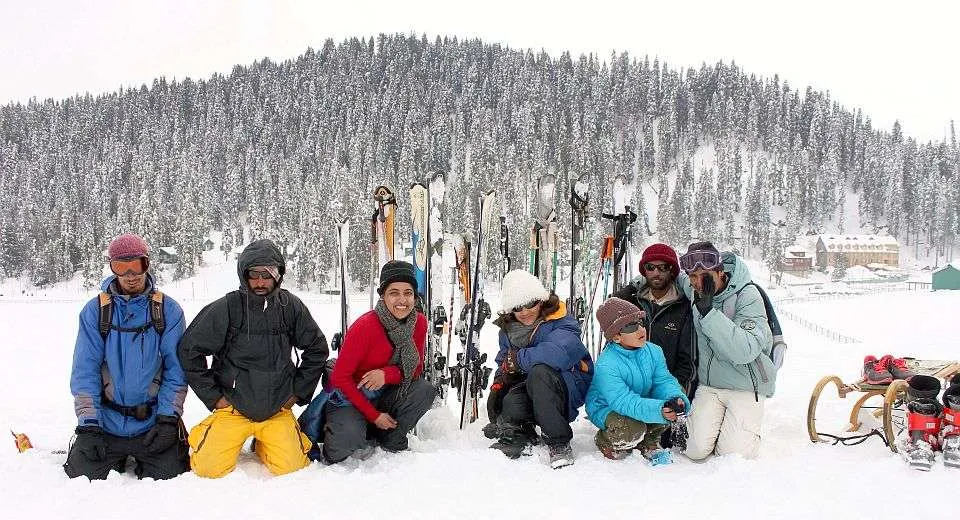 Kashmir Diaries: 4 Nights of Bliss, Bonding & Beauty.